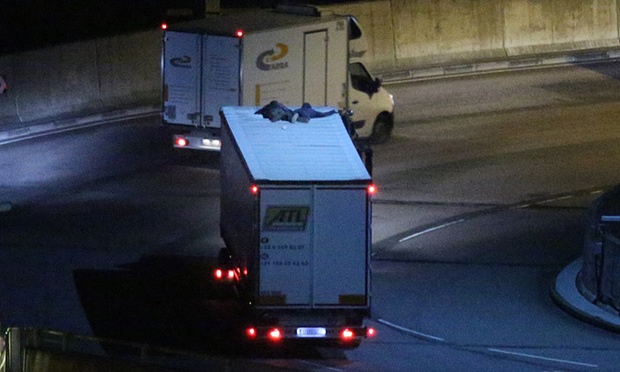 alt="inmigrantes camionies Calais"