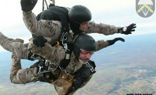 alt="Primer salto perro tandem Ejercito Tierra"