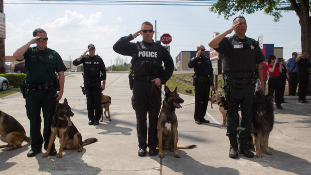 alt="perro policía homenaje Nero cáncer)