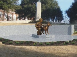 alt="Estatua a veteranos caninos de la guerra"