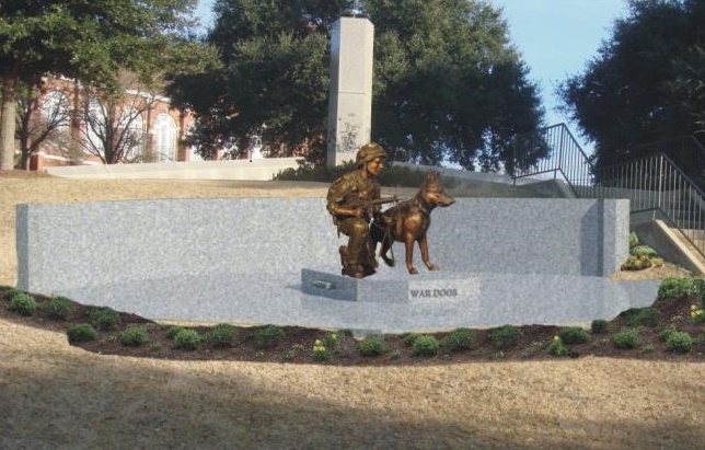 alt="Estatua a veteranos caninos de la guerra"