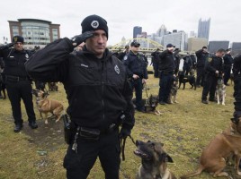 Aren homenaje de cientos de policias