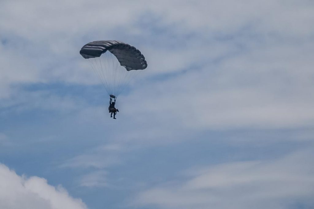 paracaidista de la Fuerza Aérea