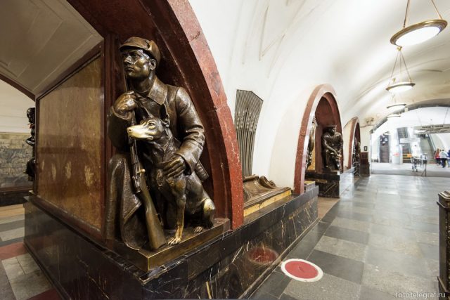 La nariz de la suerte, una estatua de bronce muy especial en el metro de  Moscú - PerrosdeBusqueda