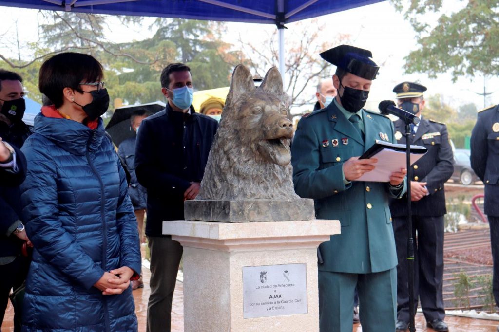 Estatua Ajax, perro que evitó el atentado