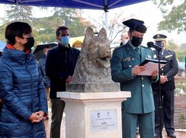 Estatua Ajax, perro que evitó el atentado